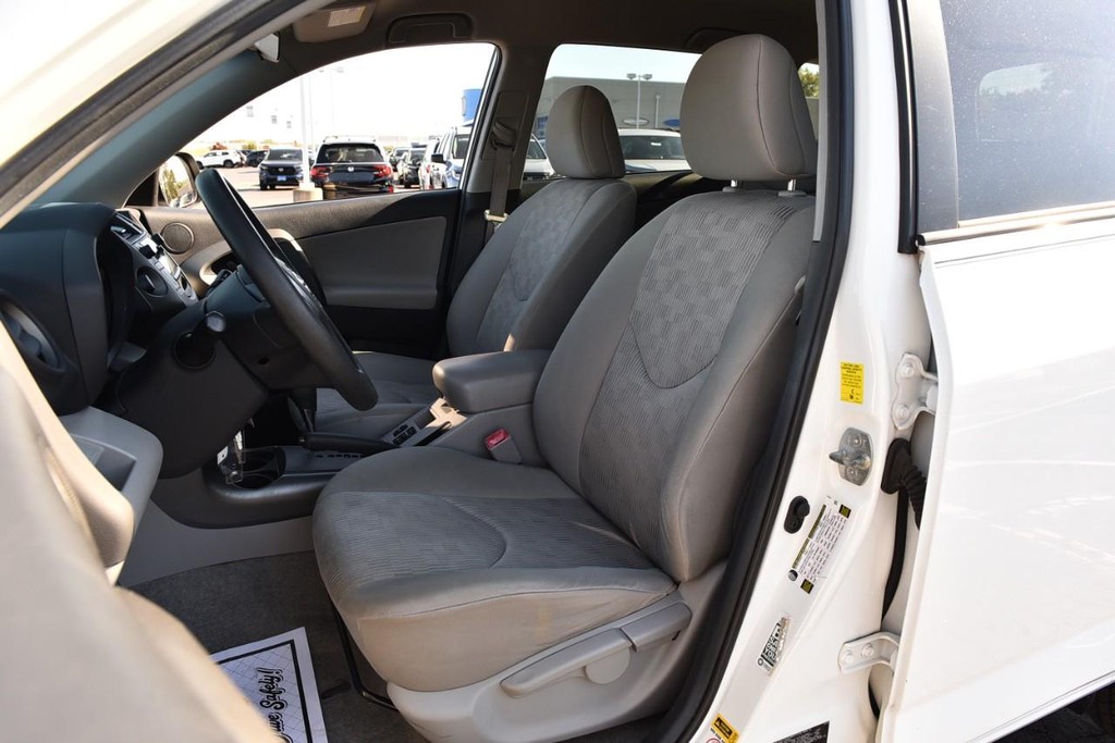 Toyota RAV4 Vehicle Full-screen Gallery Image 14