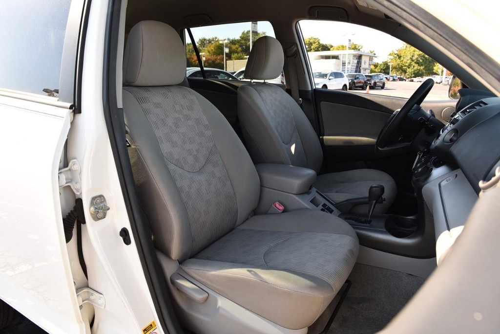 Toyota RAV4 Vehicle Full-screen Gallery Image 15