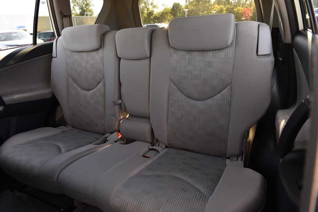 Toyota RAV4 Vehicle Full-screen Gallery Image 16