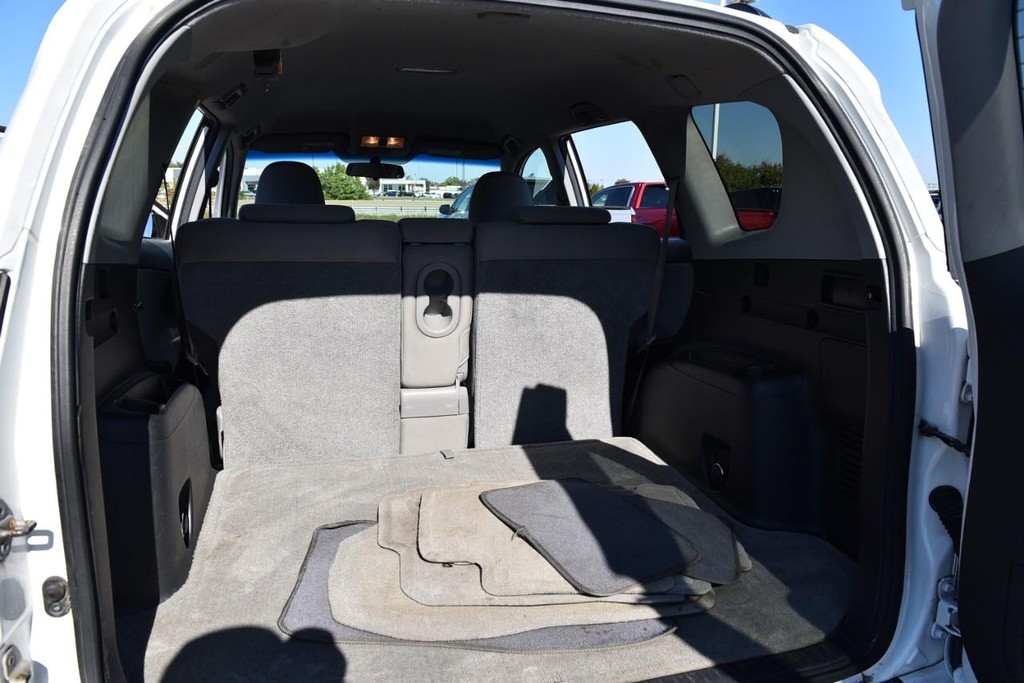 Toyota RAV4 Vehicle Full-screen Gallery Image 17