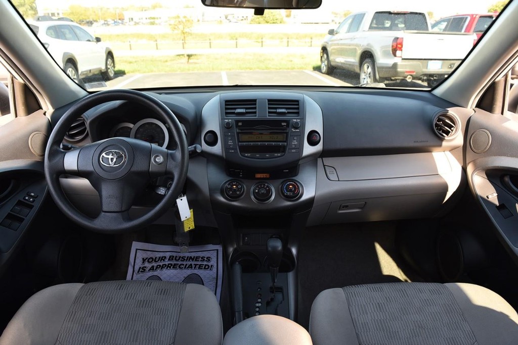 Toyota RAV4 Vehicle Full-screen Gallery Image 19