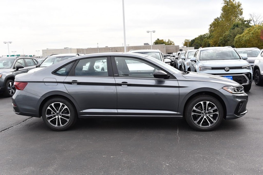Volkswagen Jetta Vehicle Full-screen Gallery Image 5