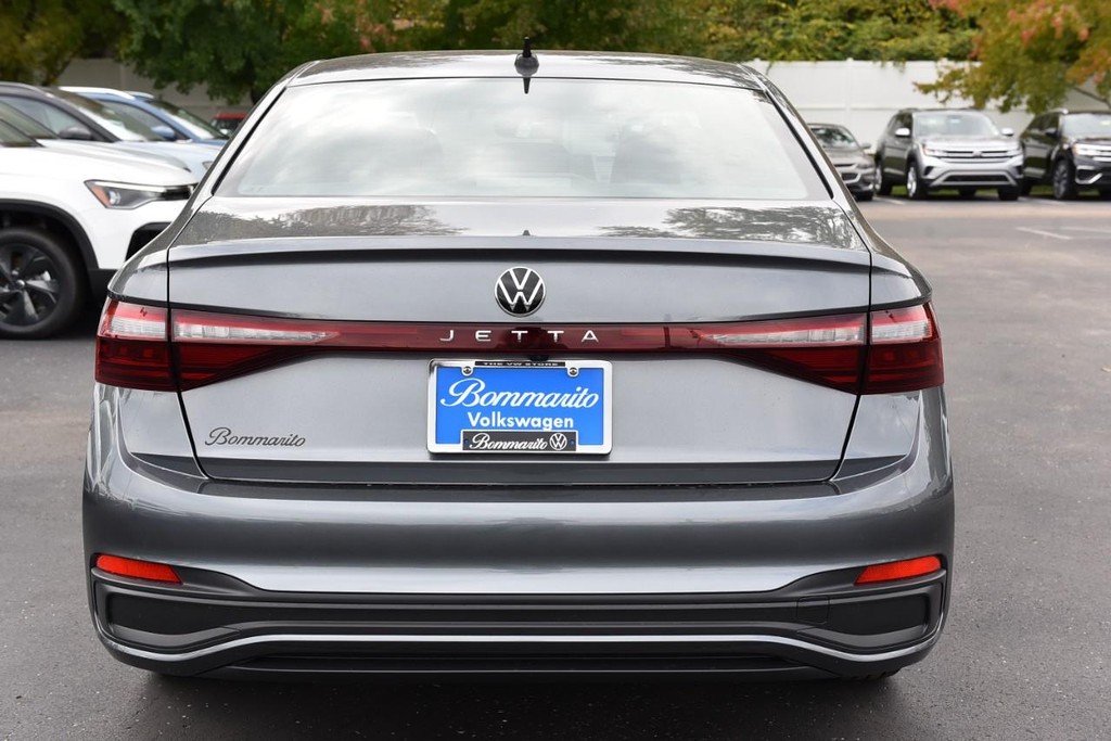 Volkswagen Jetta Vehicle Full-screen Gallery Image 6