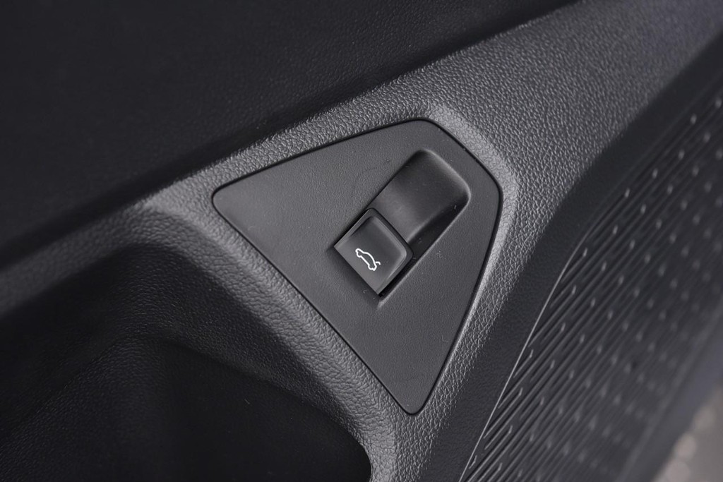 Volkswagen Jetta Vehicle Full-screen Gallery Image 9