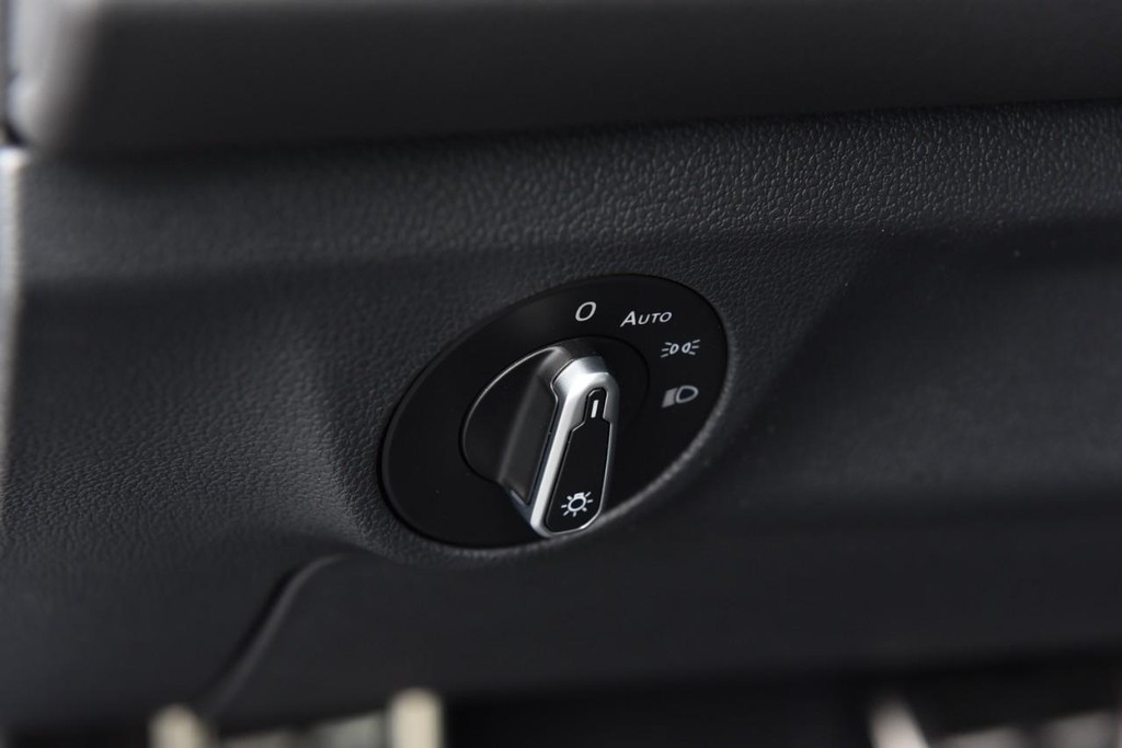 Volkswagen Jetta Vehicle Full-screen Gallery Image 11