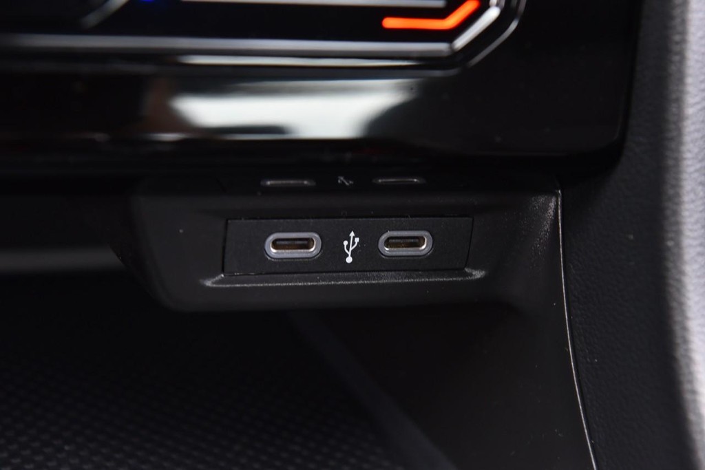 Volkswagen Jetta Vehicle Full-screen Gallery Image 16