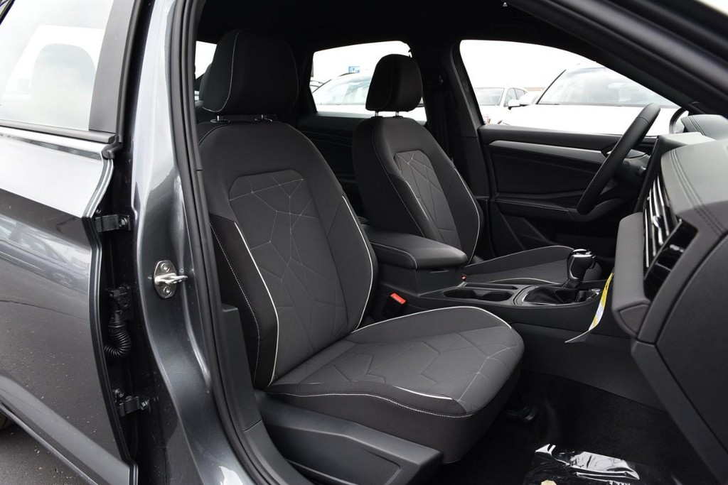 Volkswagen Jetta Vehicle Full-screen Gallery Image 21