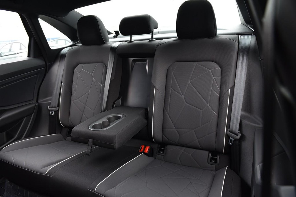 Volkswagen Jetta Vehicle Full-screen Gallery Image 22