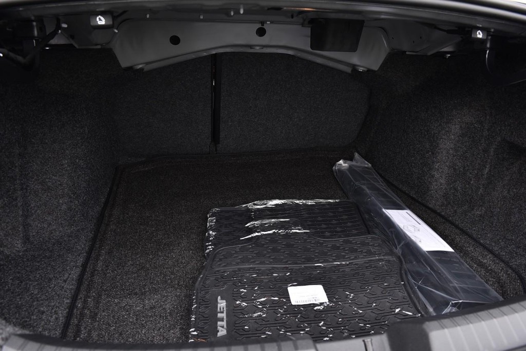 Volkswagen Jetta Vehicle Full-screen Gallery Image 23