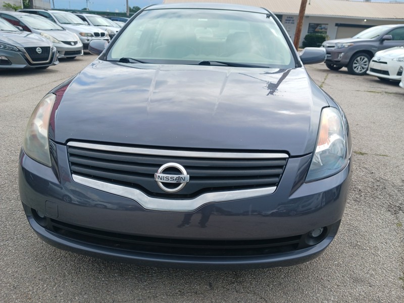 Nissan Altima Vehicle Full-screen Gallery Image 02