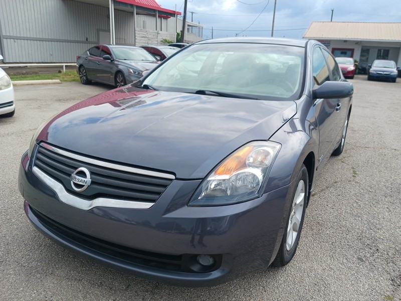 Nissan Altima Vehicle Full-screen Gallery Image 03
