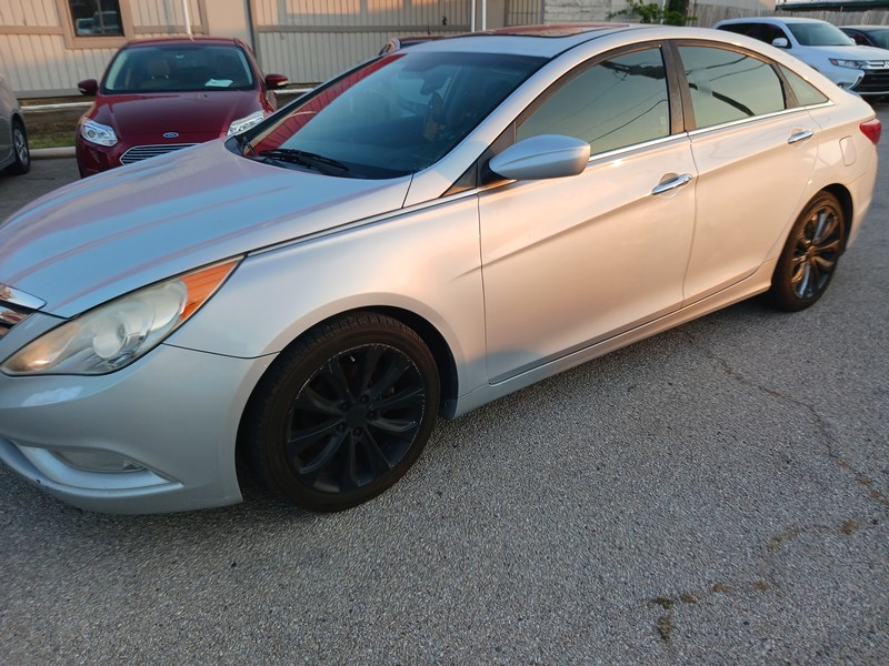 Hyundai Sonata Vehicle Full-screen Gallery Image 02