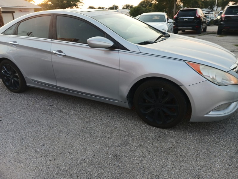 Hyundai Sonata Vehicle Full-screen Gallery Image 03