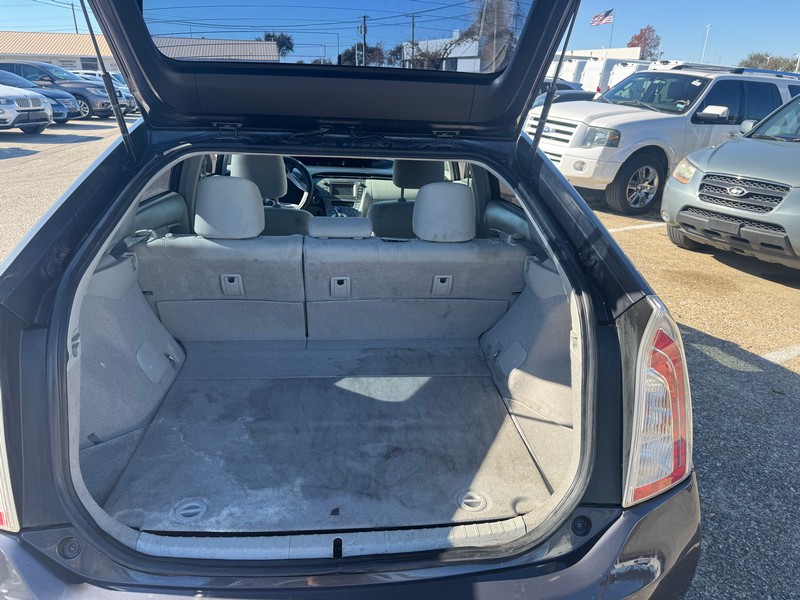 Toyota Prius Vehicle Full-screen Gallery Image 03