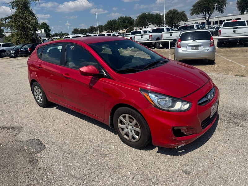 Hyundai Accent 5-Door Vehicle Full-screen Gallery Image 02