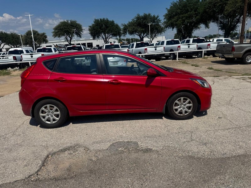 Hyundai Accent 5-Door Vehicle Full-screen Gallery Image 03