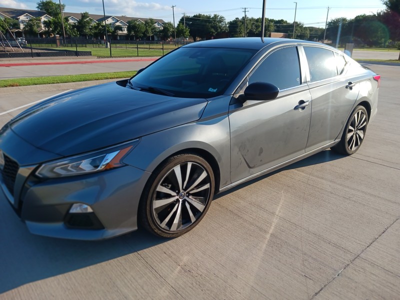 Nissan Altima Vehicle Full-screen Gallery Image 01