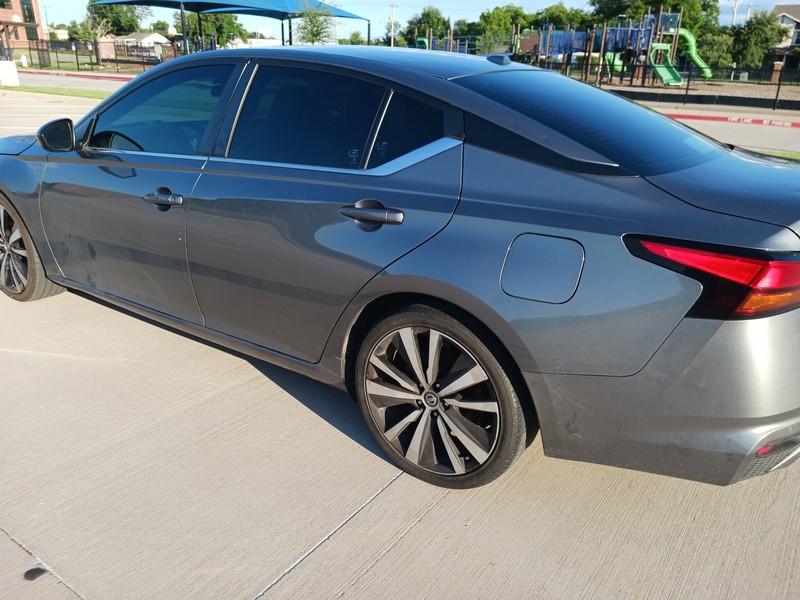 Nissan Altima Vehicle Full-screen Gallery Image 02