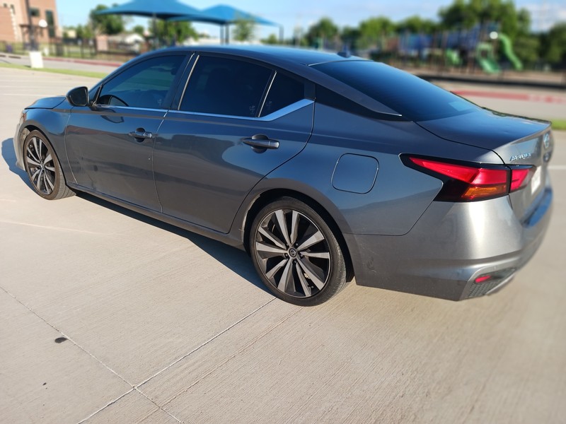 Nissan Altima Vehicle Full-screen Gallery Image 03