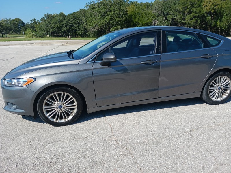 Ford Fusion Vehicle Full-screen Gallery Image 02