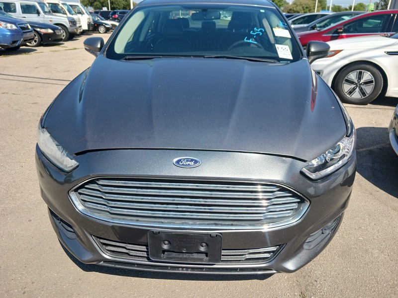 Ford Fusion Vehicle Full-screen Gallery Image 03