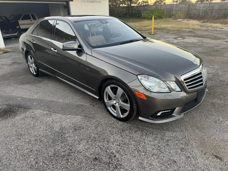 Mercedes-Benz E-Class Vehicle Full-screen Gallery Image 03