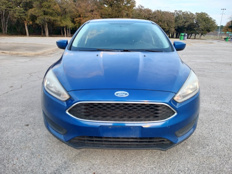 Ford Focus Sedan Vehicle Full-screen Gallery Image 02