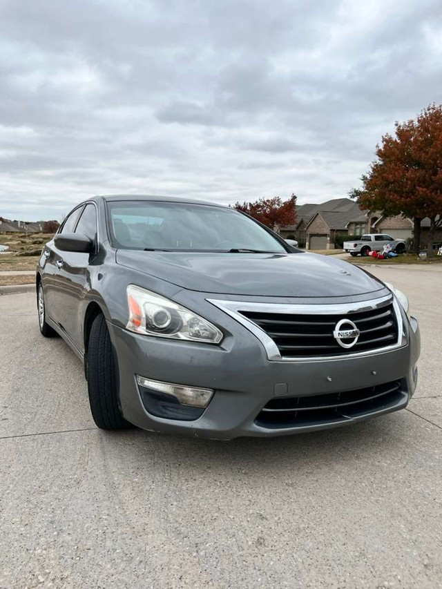 Nissan Altima Vehicle Full-screen Gallery Image 02