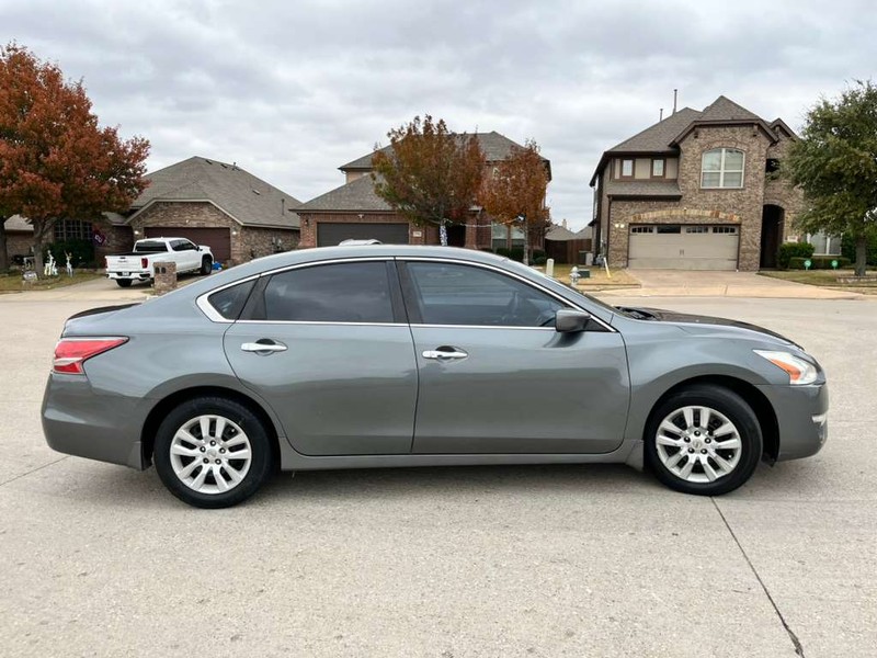 Nissan Altima Vehicle Full-screen Gallery Image 03