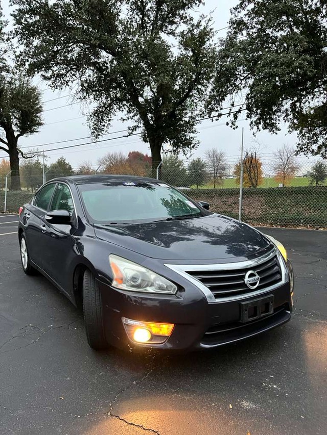 Nissan Altima Vehicle Full-screen Gallery Image 02