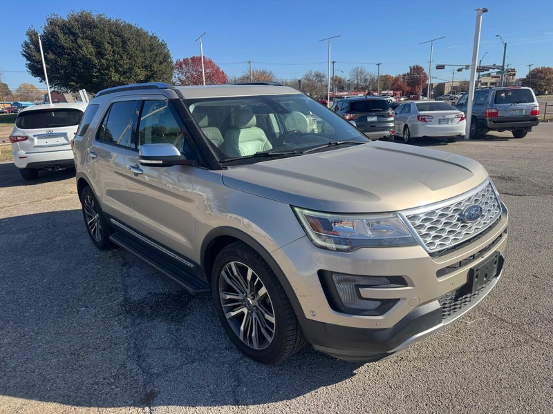 Ford Explorer Vehicle Full-screen Gallery Image 03