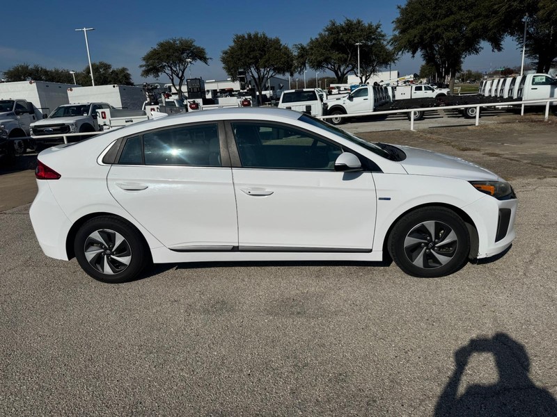 Hyundai Ioniq Hybrid Vehicle Full-screen Gallery Image 01