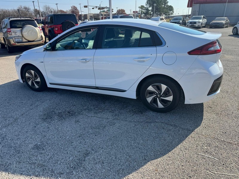 Hyundai Ioniq Hybrid Vehicle Full-screen Gallery Image 03