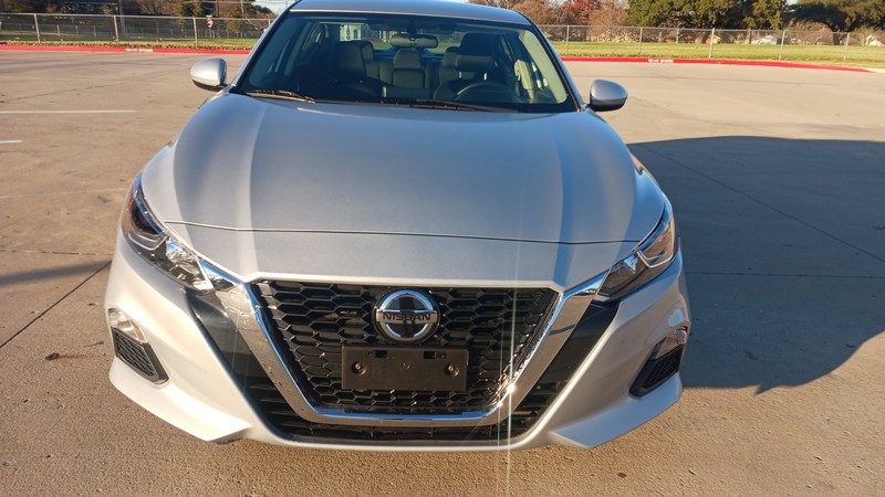 Nissan Altima Vehicle Full-screen Gallery Image 02