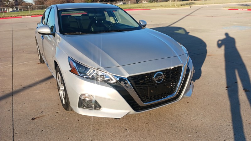 Nissan Altima Vehicle Full-screen Gallery Image 03