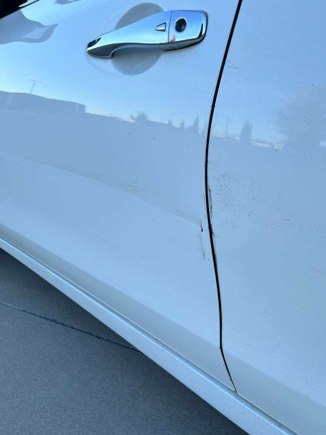 Nissan Altima Vehicle Full-screen Gallery Image 02