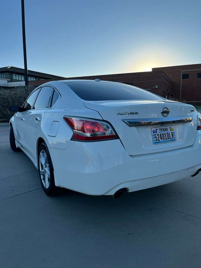 Nissan Altima Vehicle Full-screen Gallery Image 03