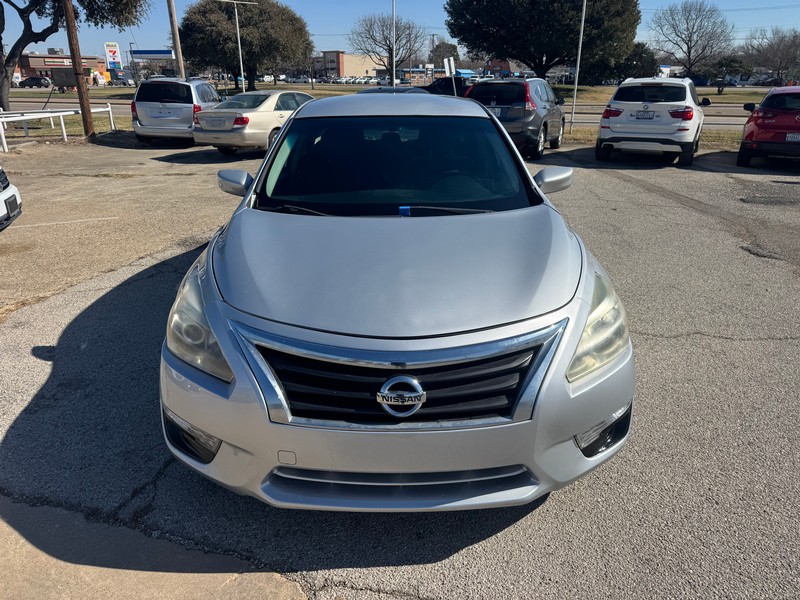 Nissan Altima Vehicle Full-screen Gallery Image 01