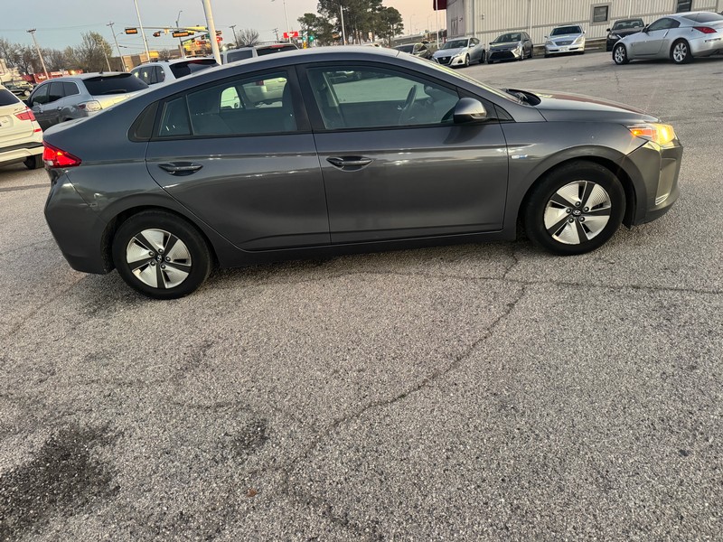 Hyundai Ioniq Hybrid Vehicle Full-screen Gallery Image 03