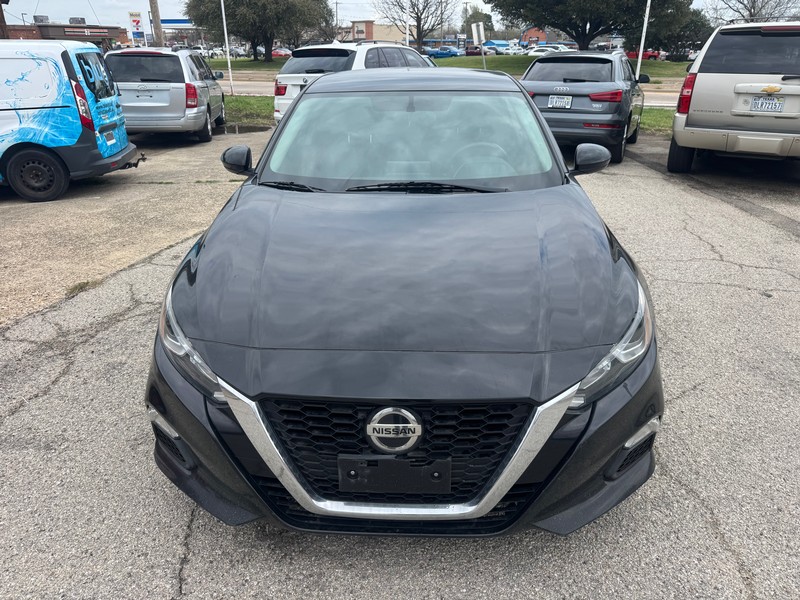 Nissan Altima Vehicle Full-screen Gallery Image 01