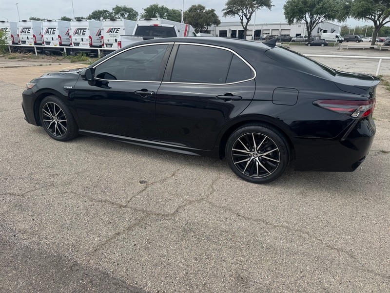 Toyota Camry Hybrid Vehicle Full-screen Gallery Image 02