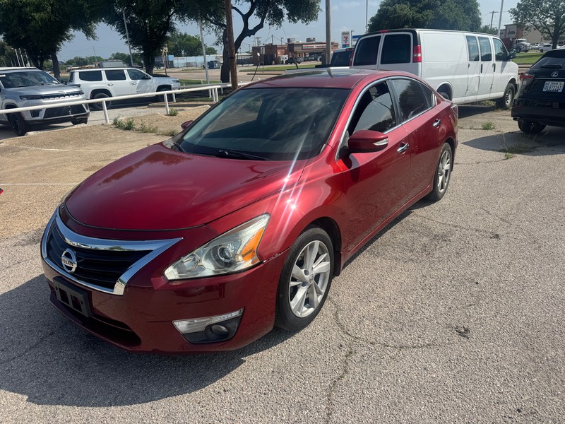 Nissan Altima Vehicle Full-screen Gallery Image 02