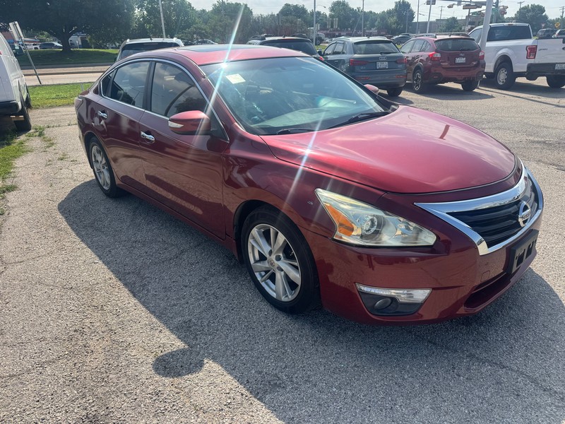 Nissan Altima Vehicle Full-screen Gallery Image 03