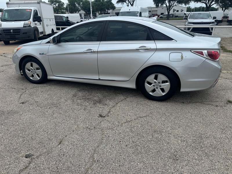 Hyundai Sonata Vehicle Full-screen Gallery Image 03