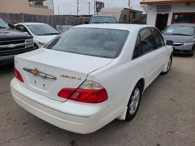Toyota Avalon Vehicle Full-screen Gallery Image 02