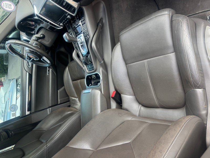 Porsche Cayenne Vehicle Full-screen Gallery Image 02