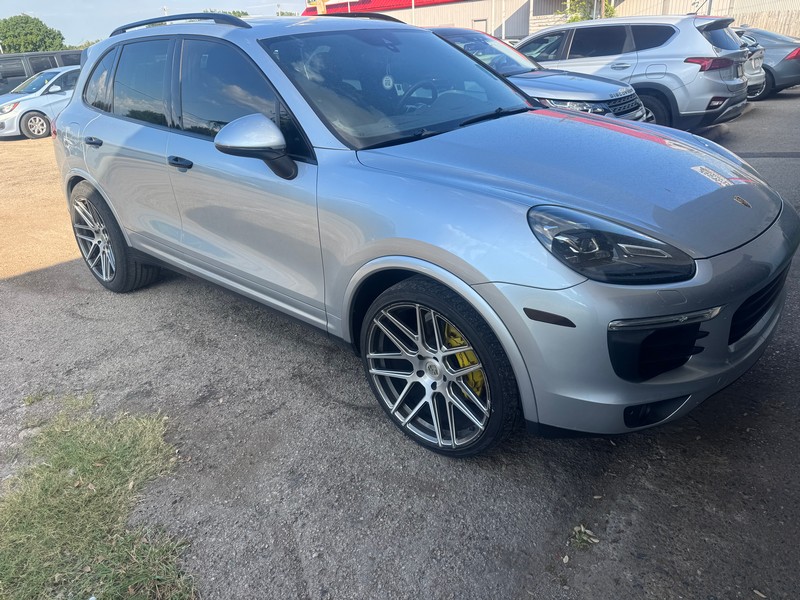 Porsche Cayenne Vehicle Full-screen Gallery Image 03