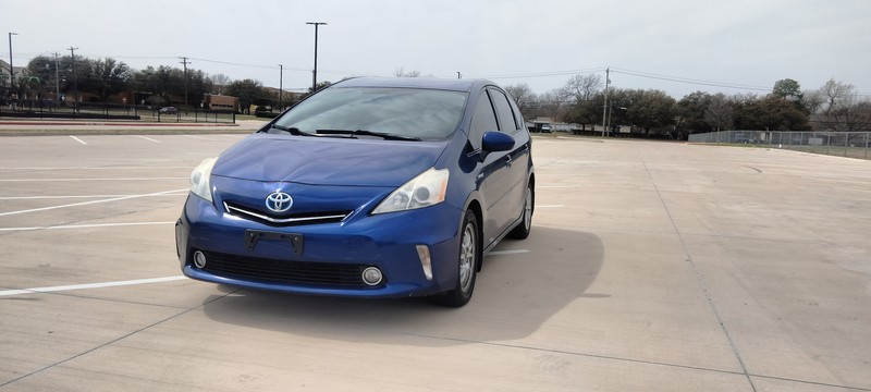 Toyota Prius v Vehicle Full-screen Gallery Image 02
