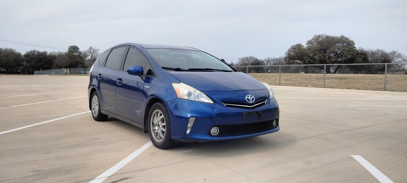 Toyota Prius v Vehicle Full-screen Gallery Image 03