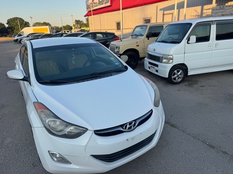 Hyundai Elantra Vehicle Full-screen Gallery Image 02